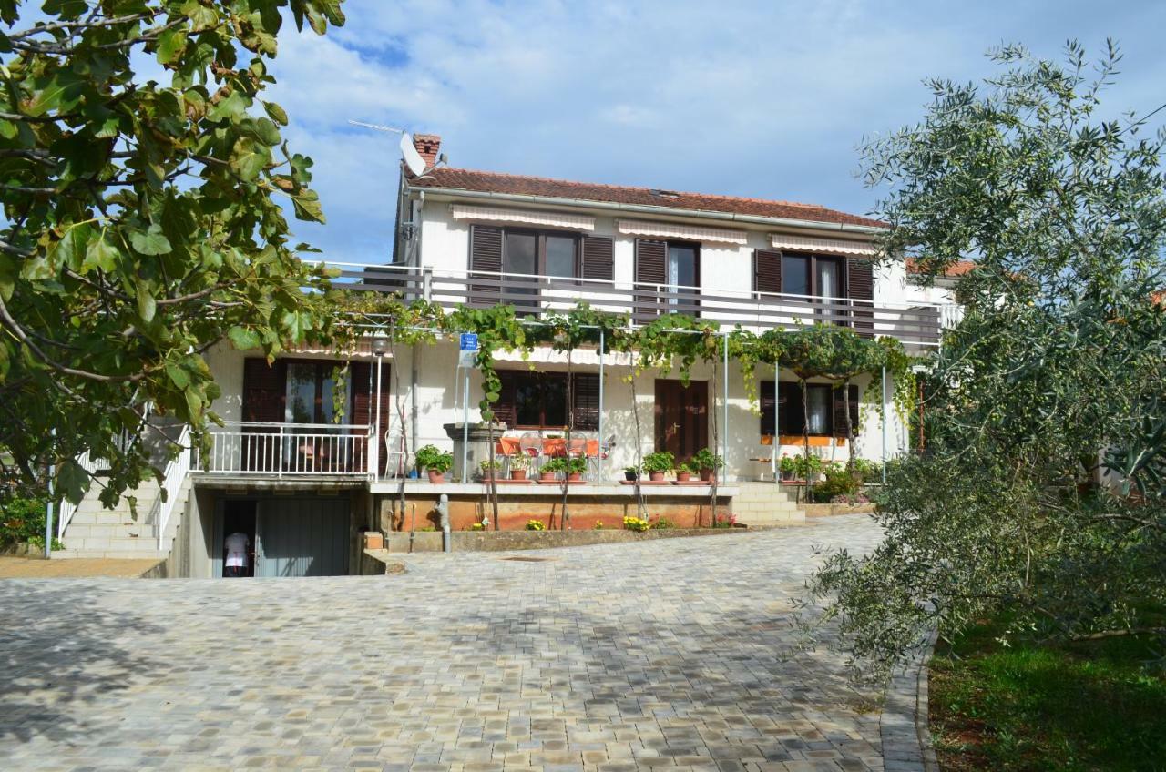 Apartments Mare Malinska Exterior photo